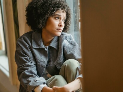 Cecília não responde com certezas absolutas. Responde com experiência e com a consciência de que viver bem dá trabalho. E que, para algumas mulheres, esse trabalho começa quando o corpo muda de velocidade e o mundo insiste em fingir que nada aconteceu