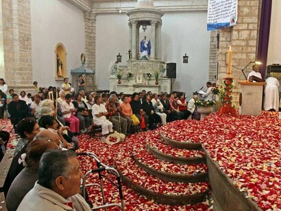 Mineral del Chico. Hidalgo, México. El altar de la iglesia cubierto de pétalos