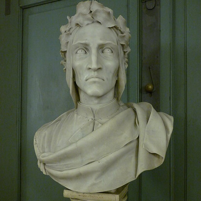 Busto del político Alighieri en la biblioteca pública de Trento, Italia 