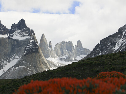 Quisiera creer que también nosotros pertenecemos a esa forma de estar en el mundo, en el filo entre dos continentes. Nosotros, por entonces, jóvenes aspirantes a escritores, trasplantados, suspendidos entre el Sur y Europa, entre la pobreza y el sueño. Cuernos y Torres del Paine, Magallanes, Chile