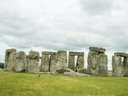 Stonehenge, UK. Nonostante l'ipotesi più accreditata sia quella di un tempio preistorico dedicato al culto del Sole, non si sa con certezza quale fosse il reale scopo del monumento. Ci sono teorie che ipotizzano una funzione astronomica o un significato simbolico legato alla morte e alla spiritualità