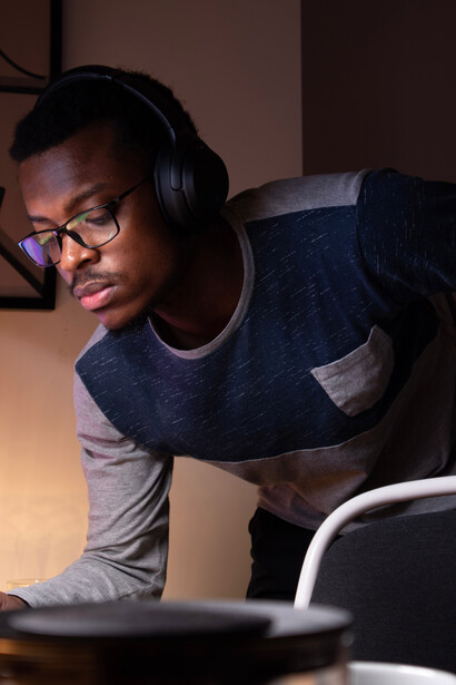 Hombre trabajando: cambiar el enfoque de tu vida no es algo fácil de hacer, requiere tiempo