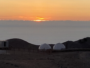 La convivencia durante tres jornadas enriqueció el proceso creativo de Más allá de Ofelia mediante preguntas compartidas sobre el paisaje y la percepción. Estación Atacama UC – Alto Patache, perteneciente a la Pontificia Universidad Católica de Chile