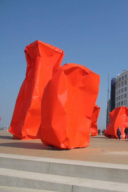 Arne Quinza.La instalación de arte público Rock Strangers, 2013