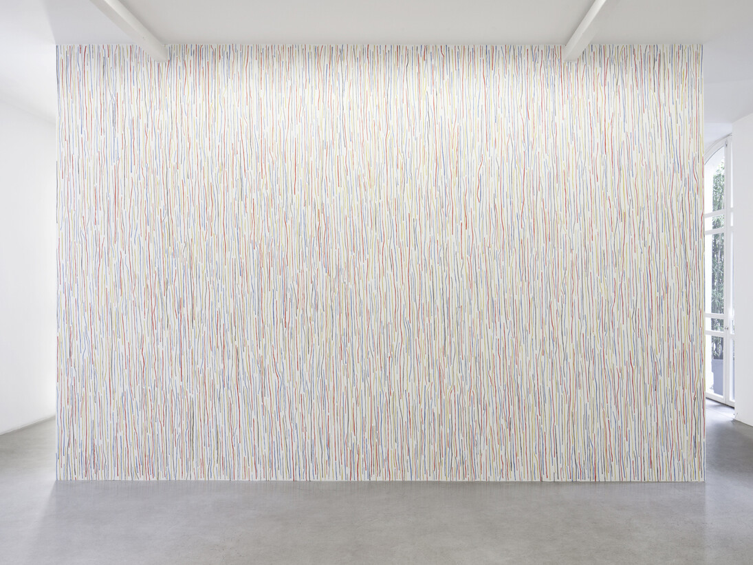 Sol LeWitt, Wall Drawing #768, Gray, yellow, red, and blue not straight vertical brushstrokes, not touching, India ink and color ink wash, First drawn by : Anthony Sansotta, First installation : Renn Espace d’art contemporain, Paris, September 1994, Variable dimensions, Photo. Fabrice Seixas © Sol LeWitt / ADAGP, Paris, 2015 , Crédit : Estate of Sol LeWitt, Courtesy of Paula Cooper Gallery, New York

