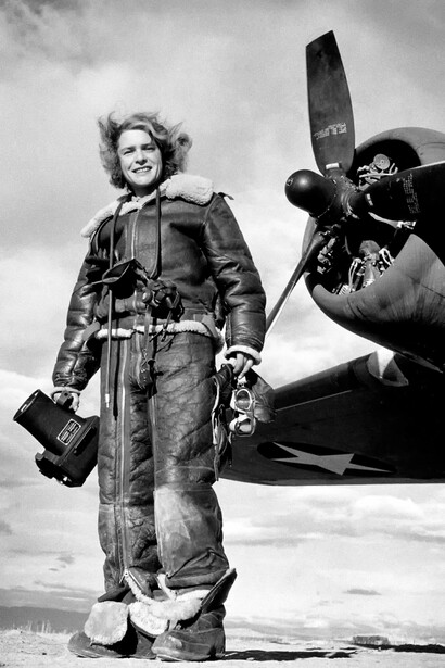 La fotografa di Life Margaret Bourke-White, vestita con una tuta di volo in pile e con la macchina fotografica aerea in mano, in piedi davanti al bombardiere Flying Fortress dal quale ha realizzato fotografie di guerra durante l’attacco statunitense su Tunisi. Algeria, 1943. Per gentile concessione di Margaret Bourke-White/The Life Picture Collection/Shutterstock