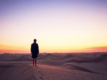 Hombre ante la luz que enciende
