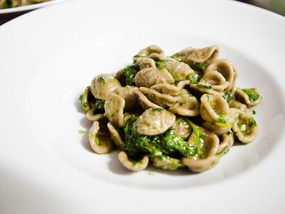 Piatto di orecchiette con cime di rapa. Dalla 'strada delle orecchiette' a Bari: viaggio nella cultura della pasta fatta in casa