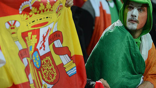 Turismo deportivo. Aficionados de España e Irlanda en Gdansk (Polonia) durante la Eurocopa 2012