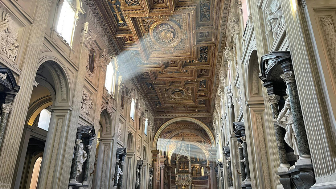 Cattedrale Lateranense, Roma, Italia. Interno, navata centrale illuminata dal sole, ph. Roberto Luciani