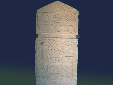 Stele funeraria di Quintus Fortesius Saturninus, rinvenuta a Carnuntum. Petronell-Carnuntum, Bassa Austria