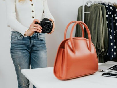 O modelo da bolsa precisa andar de mãos dadas com o tamanho, já que esses precisam estar em harmonia para a utilidade da bolsa ser maximizada. Se for escolher um modelo com detalhes e aplicações, leve em consideração se esses farão sentido levando em conta os aspectos do seu armário, além de perceber se a opção escolhida se encaixa perfeitamente. Existem diversos tipos de bolsa por aí, do estilo que pode ser mais clássico como uma Kelly da Hérmes, ou uma opção mais ousada como a Balenciaga Le Cagole, ambas são escolhas de formato, tamanho e estilo completamente distintos e com muita personalidade