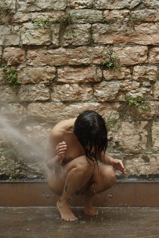 Regina José Galindo, Limpieza social, 2006, Foto: Hugo Muñoz. Collettiva Il potere delle donne, Galleria Civica d’Arte Contemporanea, Trento.
