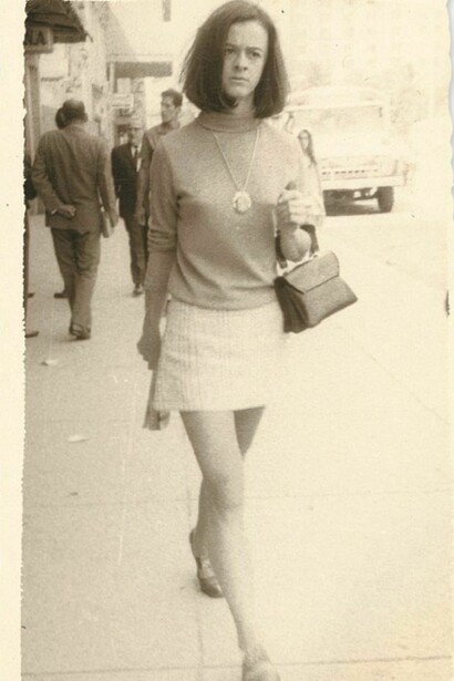 Joven paseando por las calles de Medellín