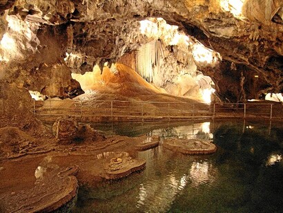 La Gruta de las Maravillas es una cavidad originada por la acción de las aguas sobre las calizas y mármoles del cámbrico