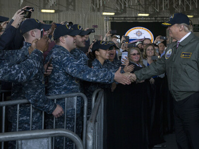 Trump saludando a soldados en su faceta como Comandante en Jefe de las Fuerzas Armadas estadounidenses