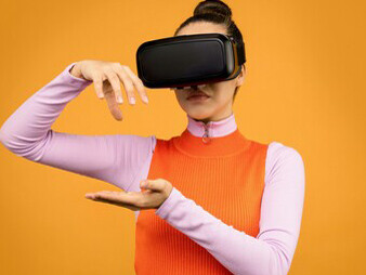 De lo que se trata es de abandonar dogmas, aceptar que todo cuanto conocemos pasa por nosotros y que es necesario asumir una actitud diferente cuando hacemos ciencia