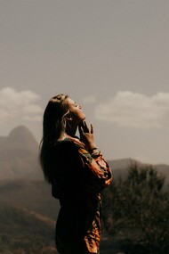 Quando l'ansia diventa un labirinto di pensieri, scrivere è come tracciare una mappa per ritrovare la via d'uscita. La scrittura è uno strumento potente per elaborare emozioni difficili e trovare sollievo