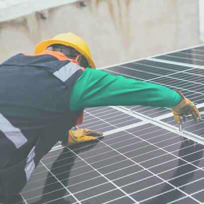 El impulso global hacia los parques solares se ha acelerado en gran parte debido a las políticas gubernamentales que promueven las energías renovables