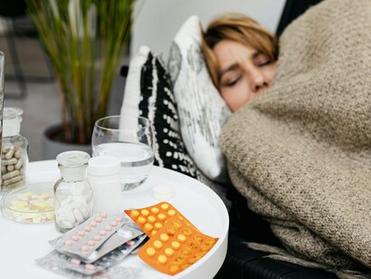 Dor neuropática é uma dor crónica causada por lesão ou disfunção no sistema nervoso central ou periférico.
Pode ocorrer após traumas, cirurgias, diabetes, herpes zóster ou em doenças como esclerose múltipla. Os pacientes descrevem sensações como queimação, choque, formigueiro ou dormência, mas os exames nem sempre revelam uma lesão visível. A dor neuropática é de difícil controlo, afecta a qualidade de vida de forma importante e, muitas vezes, o sofrimento é desacreditado por não haver uma causa “óbvia”