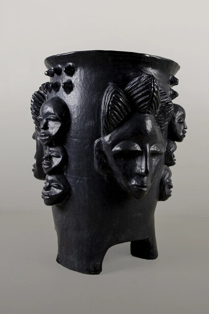 Dan Ernst, Black pot from the Jarakopi series. Courtesy of Keramiekmuseum Princessehof