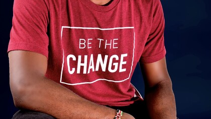 Le t-shirt à message fait son grand retour, plus radical et plus politique