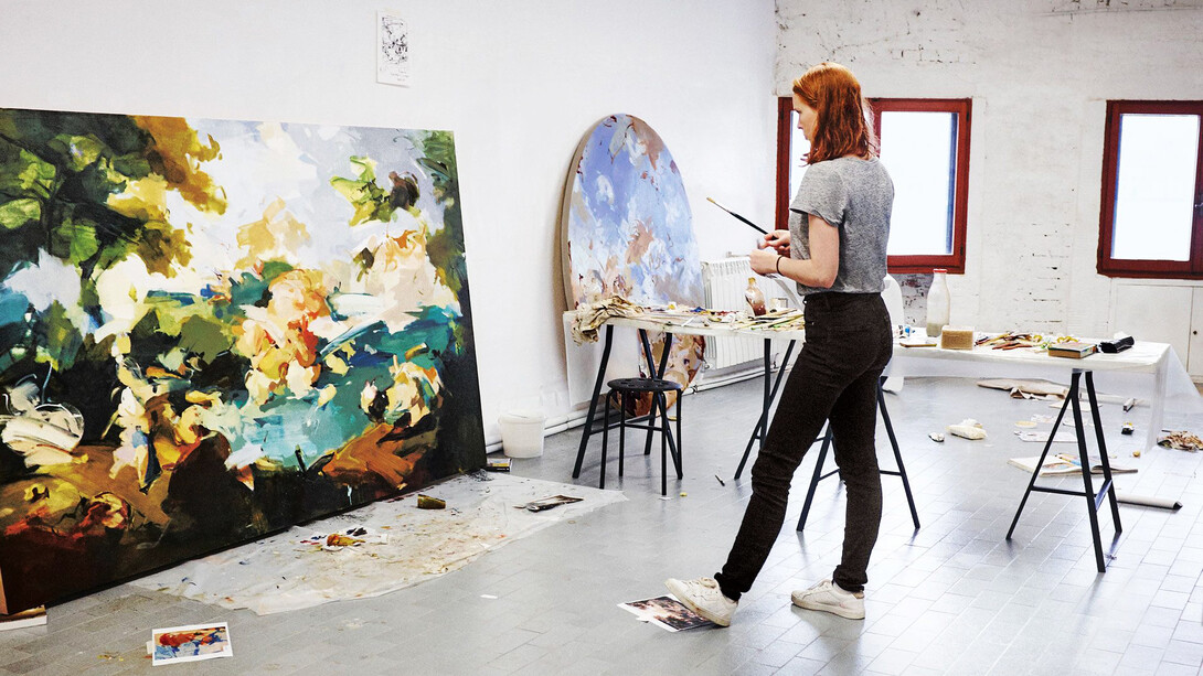 Flora Yukhnovich, pintora británica, trabajando en su taller de arte