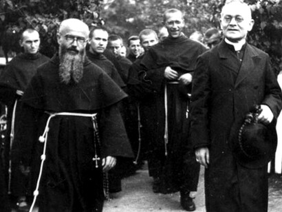 Maximiliano Kolbe a la izquierda