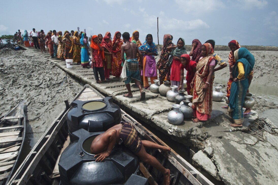 Jonas Bendiksen/National Geographic
Gilbari, Maheshwari Pur, Divisione Khulna, Bangladesh
Una chiatta trasporta acqua potabile in una zona colpita da un ciclone.
