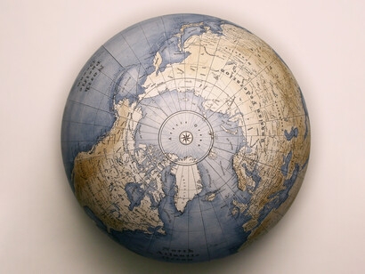 Globo terráqueo: a medida que el mundo se globaliza y nos relacionamos con personas de culturas cada vez más diversas, aumenta exponencialmente la necesidad de implementar la competencia intercultural
