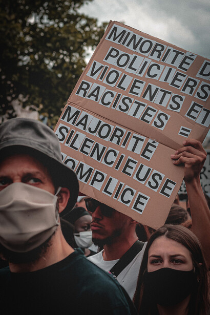 Montée de l'extrême droite. La situation difficile dans laquelle se trouvent de plus en plus de défenseurs de l'environnement dans le monde, victimes d'intimidations et de brutalités policières, accusés de "terrorisme" sinon de dissolution