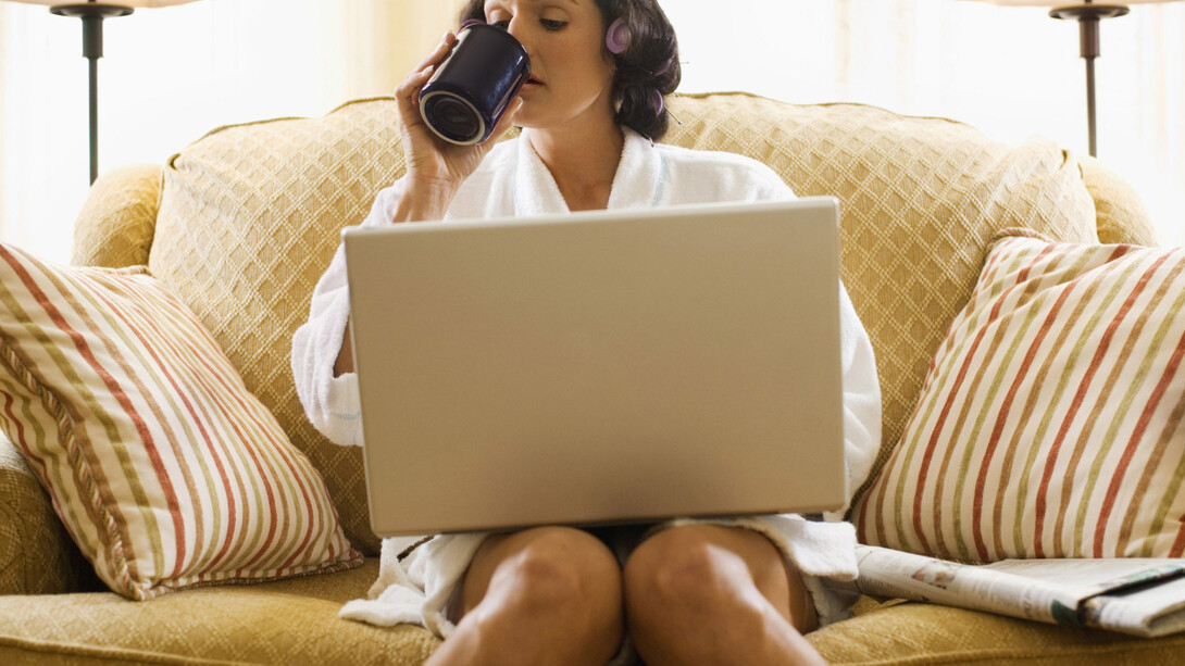 Trabajar desde casa. En pijama en el sofá