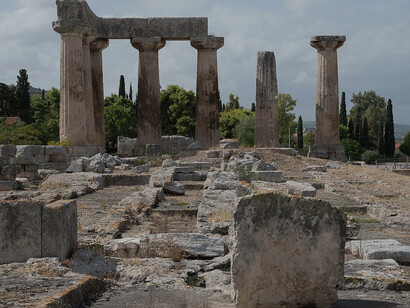 Tempio di Apollo, (540 a.C.), Corinto, Grecia. Apollo è il Sole che, adattando il suo corso al ritmo delle stagioni, conferisce salubrità anche all’aria di cui tutti gli esseri viventi hanno bisogno per vivere, poiché è il corso del Sole a portare sulla terra la salute agli uomini 