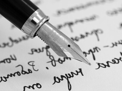 Con el fin de escribir un texto bien cohesionado, se deben emplear elementos para relacionar entre sí las oraciones o los párrafos