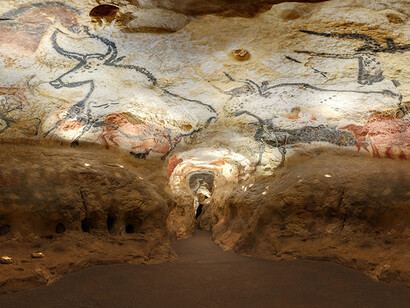 La grotte de Lascaux, Montignac-Lascaux. Au fil de la visite, nous arrivons dans une réplique complète et inédite de la célèbre grotte ornée