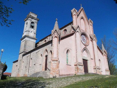 Le guglie allungate di una chiesa nelle Langhe