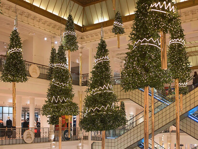 Decoración navideña al interior del almacén Le Bon Marché, París, Francia