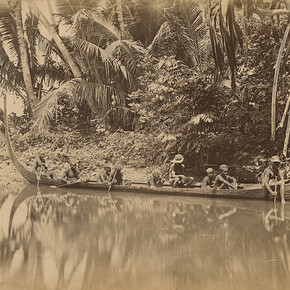 Pirogue de guerre à la chasse aux têtes dans un fleuve de Bambitani, Comte Rodolphe Festetics de Tolna (1865-1943),
Photographie prise sur l’Île de Choiseul, 1895 © musée du quai Branly