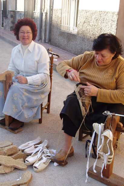Mujeres realizando trabajos artesanos con cáñamo. Foto: Roque F. Albert Lucas
