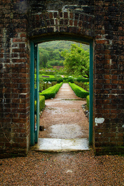 Puerta de salida que da a un jardín. La abundancia es material, espiritual y es una energía