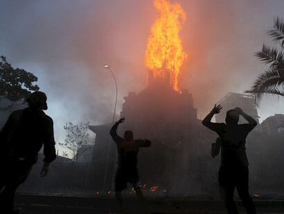 La cúpula de la Iglesia de la Asunción en llamas, Santiago de Chile