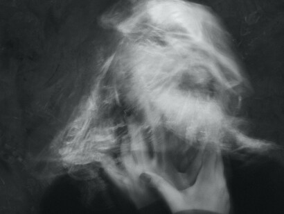 Mulher sufocando de ansiedade