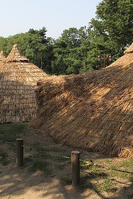 Amsa-dong (Korean: 암사동), a neighborhood in Seoul’s Gangdong District, is best known for the Amsa-dong Prehistoric Settlement Site, where Neolithic remains were uncovered after a 1925 flood revealed diagonal-line patterned earthenware (빗살무늬토기)