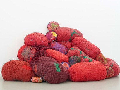 Sheila Hicks, Rempart, 2016 (installation view, Meyer-Riegger, Berlin, 2023). Courtesy of San Francisco Museum of Modern Art