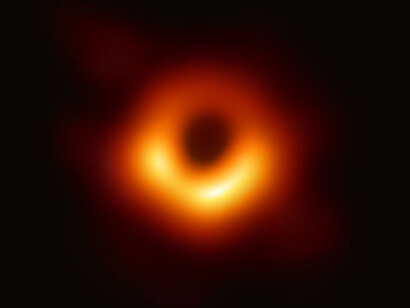 O peor aún, donde la materia está tan comprimida que forma una región finita en el espacio envuelta por una superficie cerrada llamada horizonte de sucesos (Agujero negro en la Vía Láctea)