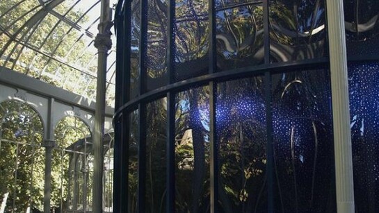 Escrito en los cuerpos celestes installaccion en el Palacio de Cristal