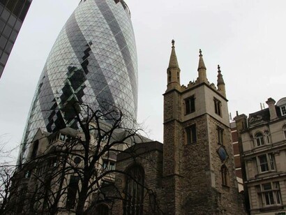 Londres. Antigua iglesia entre los rascacielos de la City