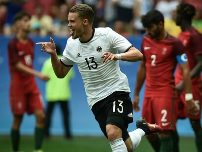 Portugal versus Alemanha nas Olimpíadas de 2016. Há algo profundamente triste na ideia de que, ao longo do tempo, as coisas que nos faziam verdadeiramente apaixonar-nos pelo jogo, aquelas que tocavam no nosso interior, se foram perdendo. Não falo só da nostalgia do "antigamente", falo da saudade do que o futebol era, da sua capacidade de emocionar, de conectar pessoas de diferentes partes do mundo, não pela sua rentabilidade, mas pela sua verdadeira magia