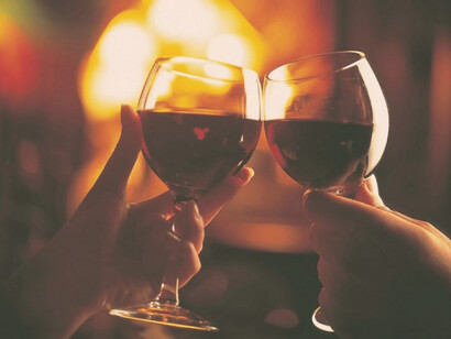 Pareja brindando: El amor eterno… dura poco; el deseo es siempre deseo de otra cosa… y no hay objeto último que lo colme