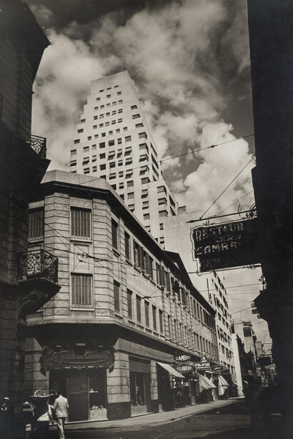 Horacio Coppola. Calle Corrientes esquina Reconquista (Calle Corrientes at the Corner of Reconquista). 1936. Gelatin silver print, 11 x 7 11/16″ (28 x 19.5 cm). IVAM, Institut Valencià d’Art Modern © 2015 Estate of Horacio Coppola